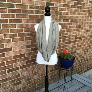 💰5/$25💰Gray American Eagle Outfitters Infinity Style Scarf